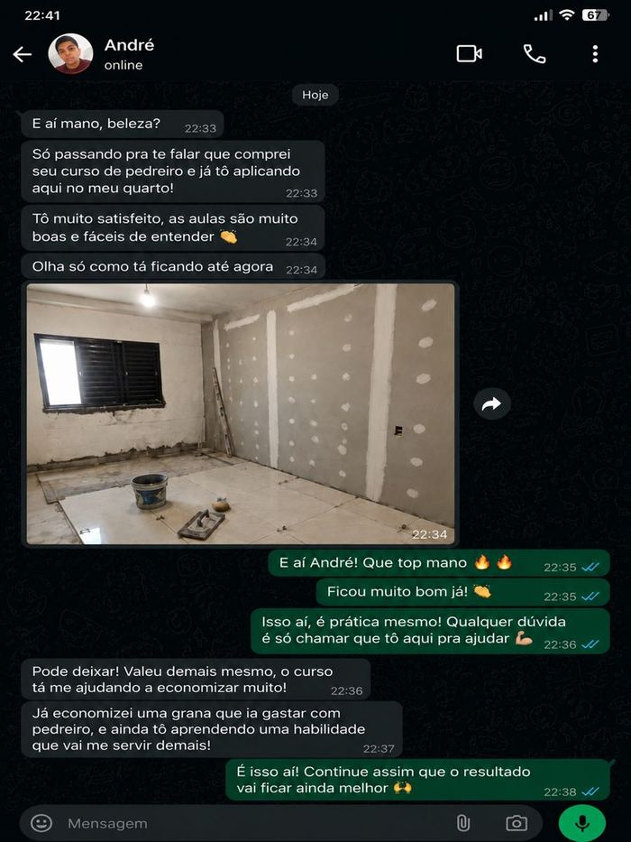 Depoimento de André, aluno do curso, mostrando parede reformada no quarto
